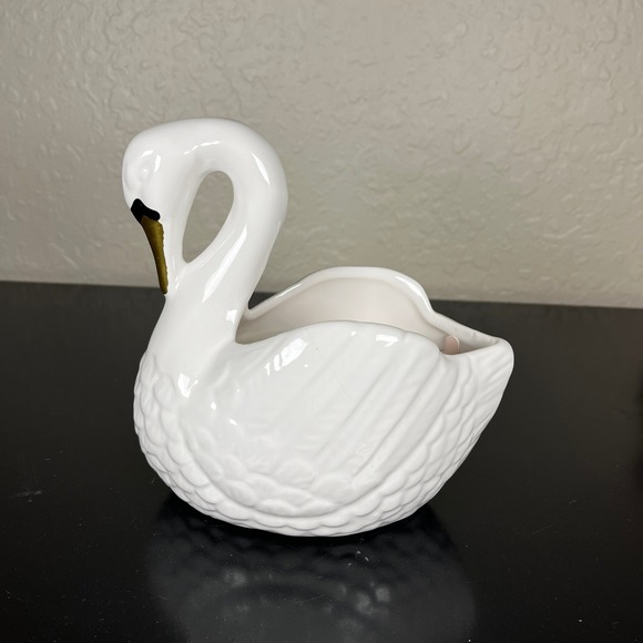 Sincerely Jules Home Graceful Swan Soy Blend Candle White Gold Accent Swangirl - Picture 3 of 4